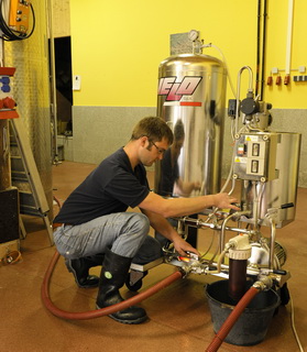 Filtrieren des Weines im Weingut Emrich-Montigny, Planig